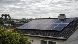 Painéis solares em uma residência no Rio Grande do Sul durante um dia nublado